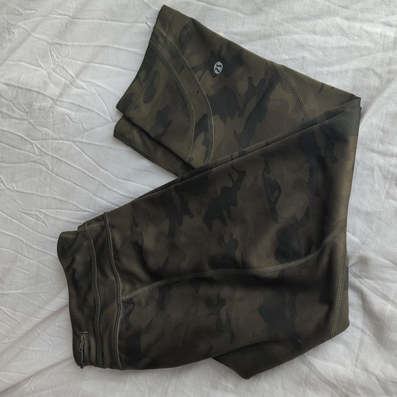 lululemon athletica Cropped Green Camouflage Leggings - Picture 7 of 7